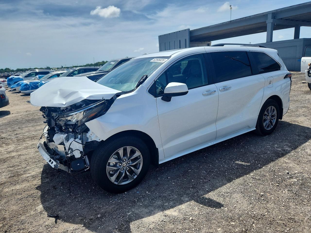 2024 Toyota Sienna Xle - zdjęcie główne