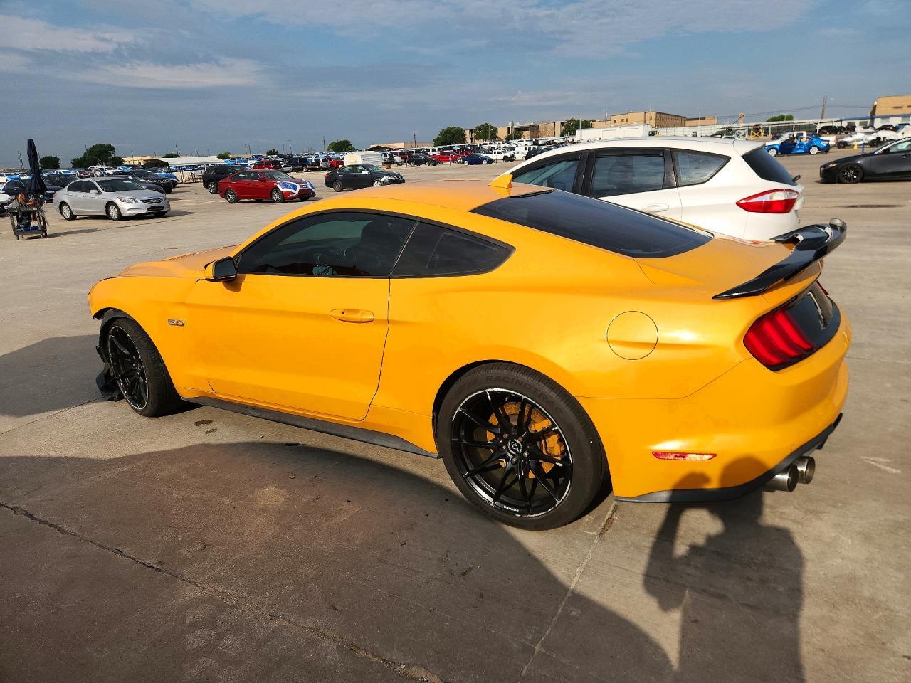 2022 Ford Mustang Gt - zdjęcie 2