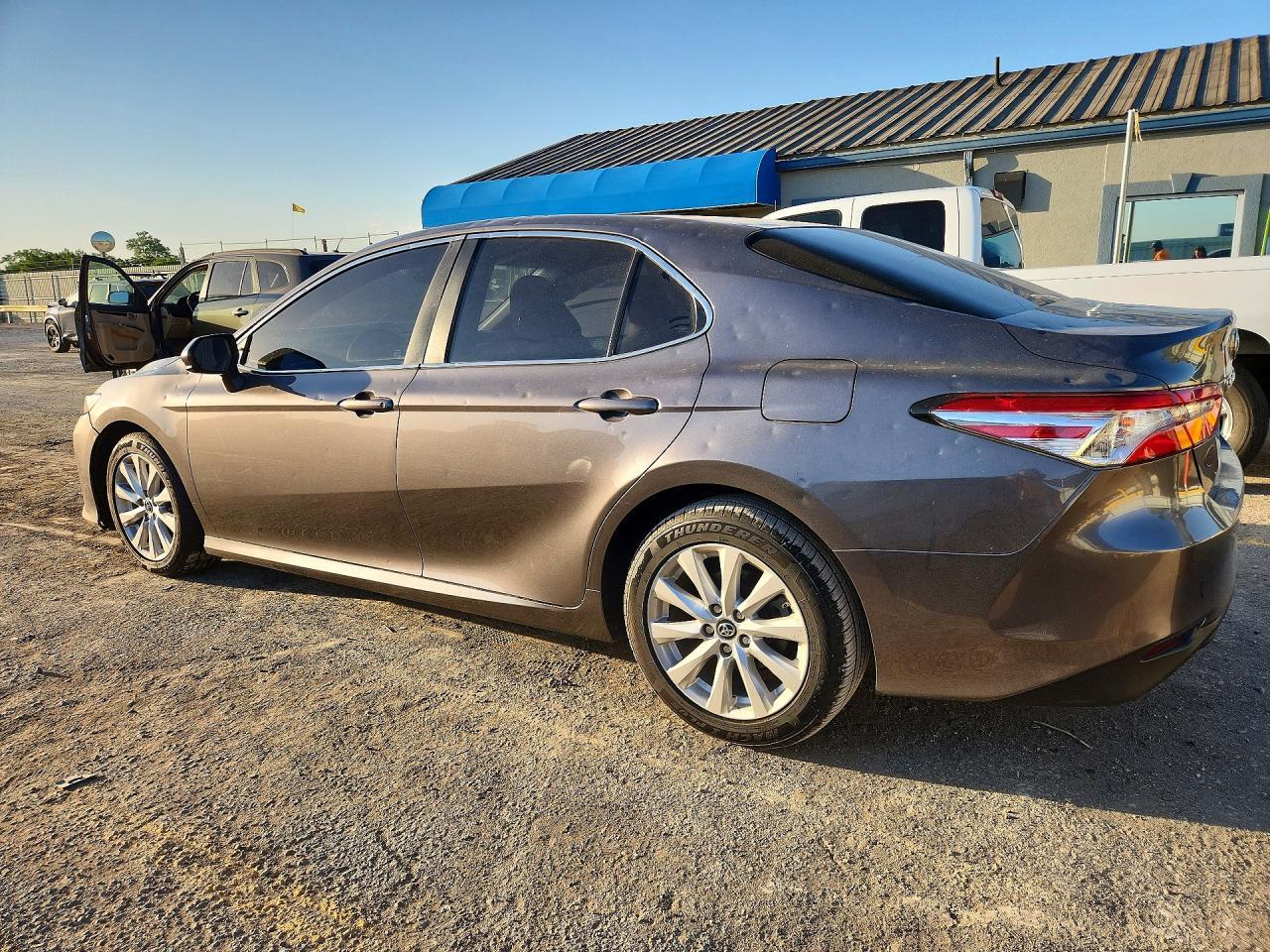 2018 Toyota Camry Le - zdjęcie 2