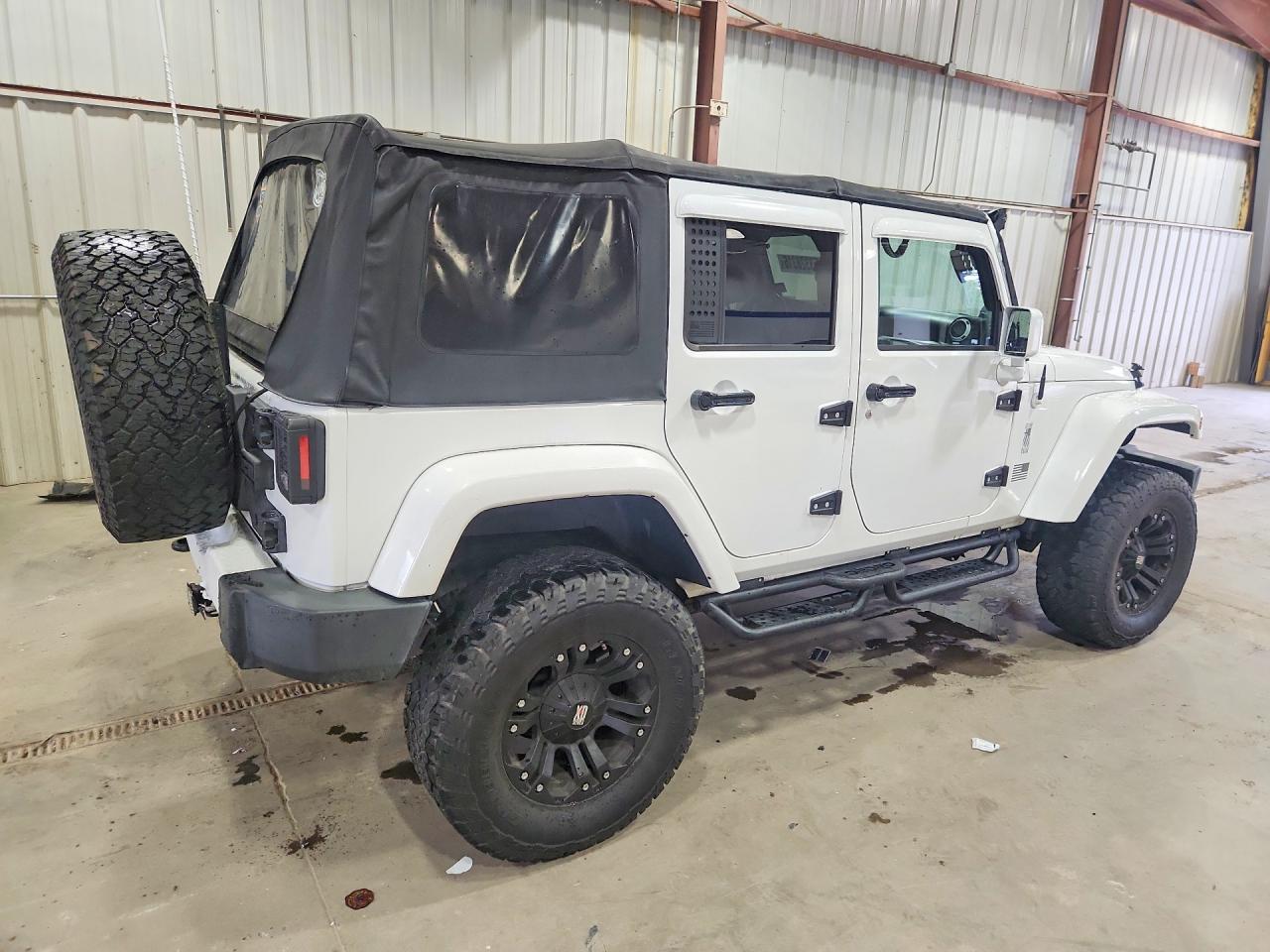2014 Jeep Wrangler Unlimited Sahara - zdjęcie 3