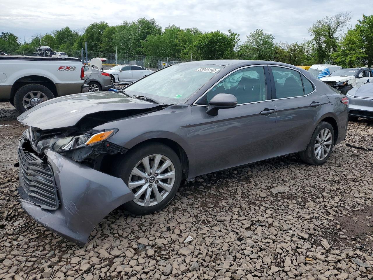 2019 Toyota Camry Le - zdjęcie główne