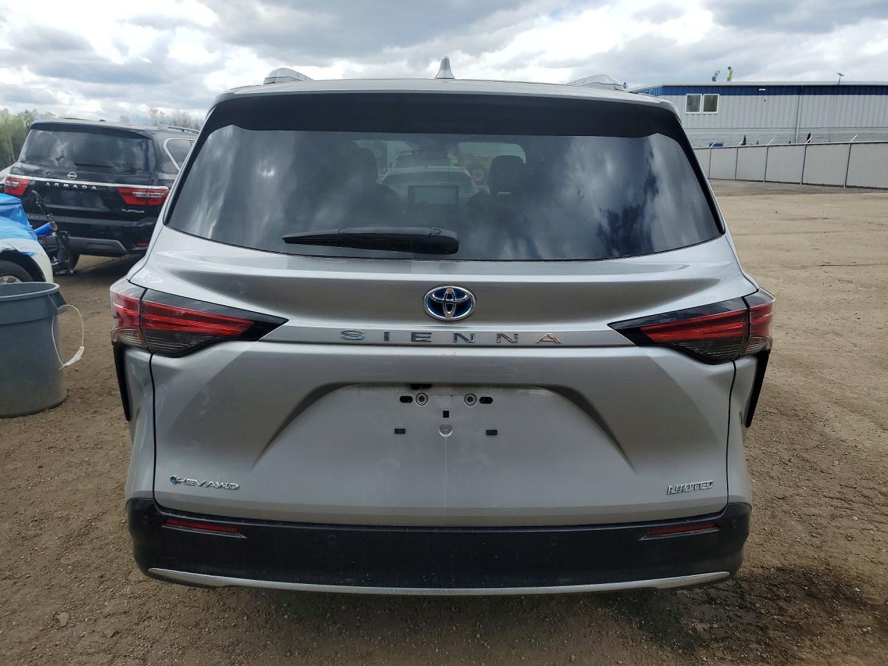 2025 Toyota Sienna Le - zdjęcie 6