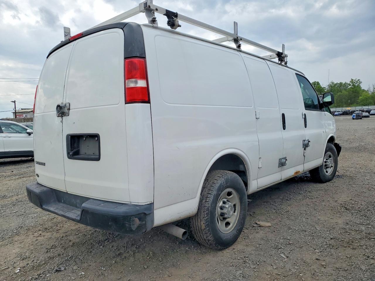 2017 Chevrolet Express G2500 - zdjęcie 3