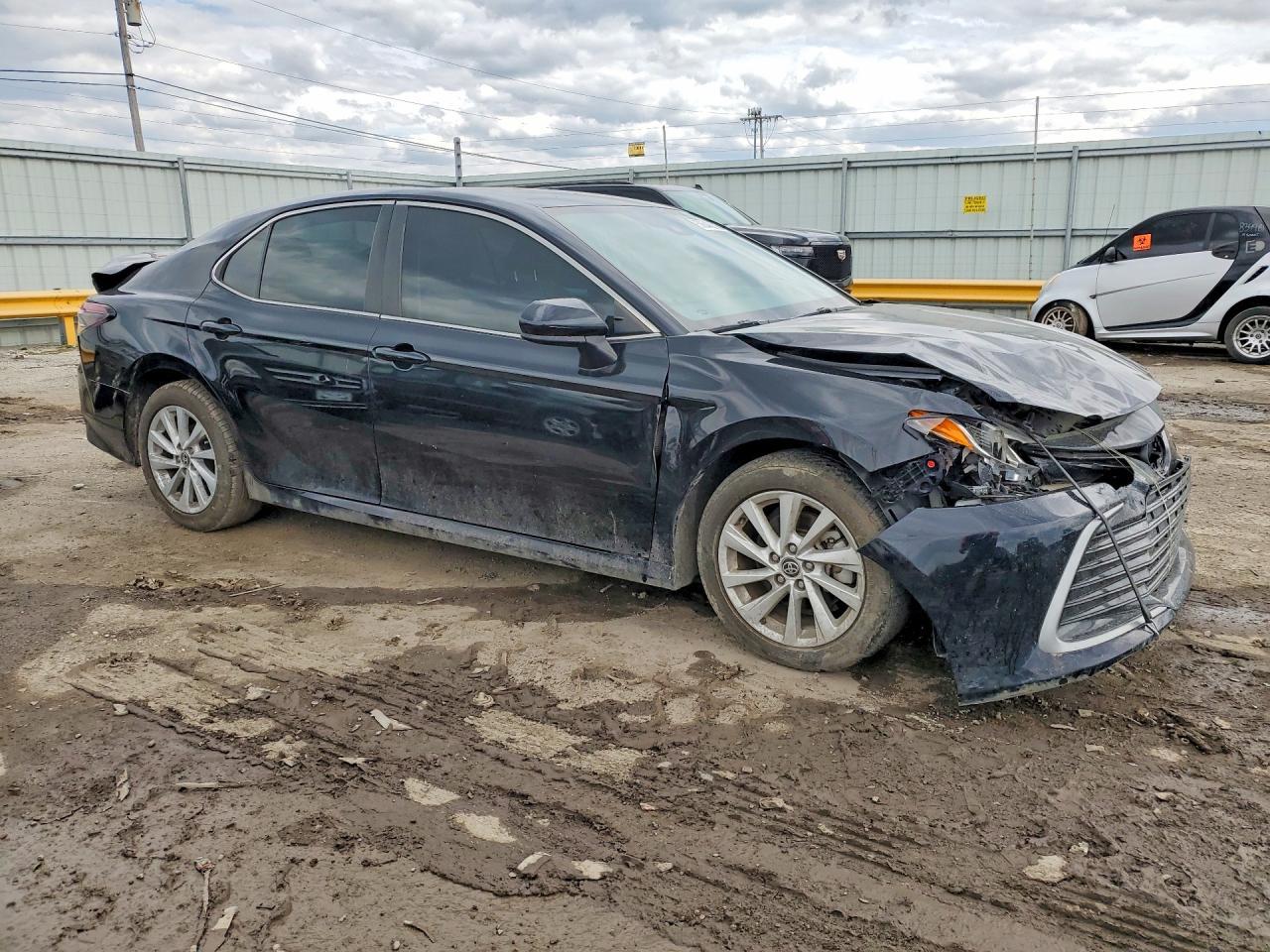2022 Toyota Camry Le - zdjęcie 4