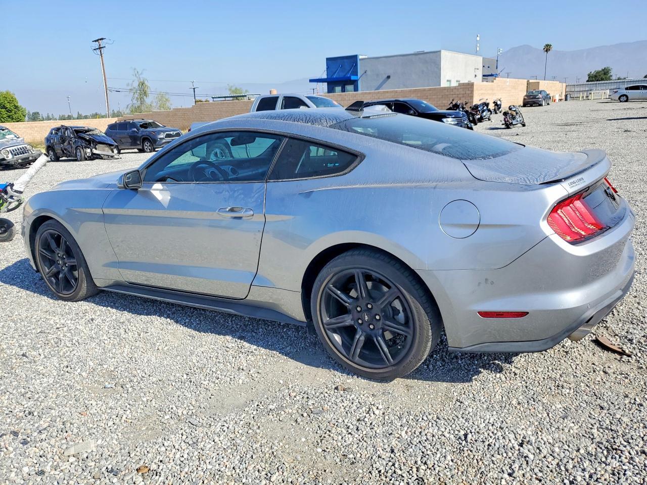 2020 Ford Mustang - zdjęcie 2
