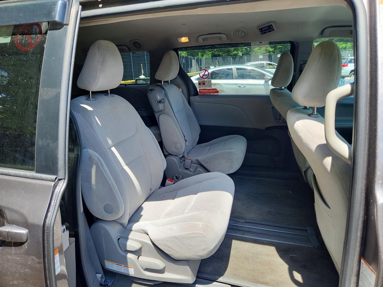 2016 Toyota Sienna Le - zdjęcie 11
