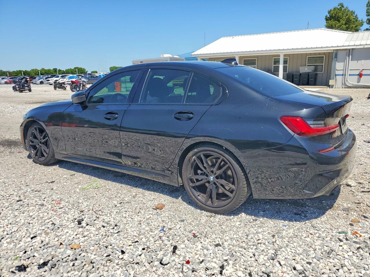 2021 BMW 330I - zdjęcie 2