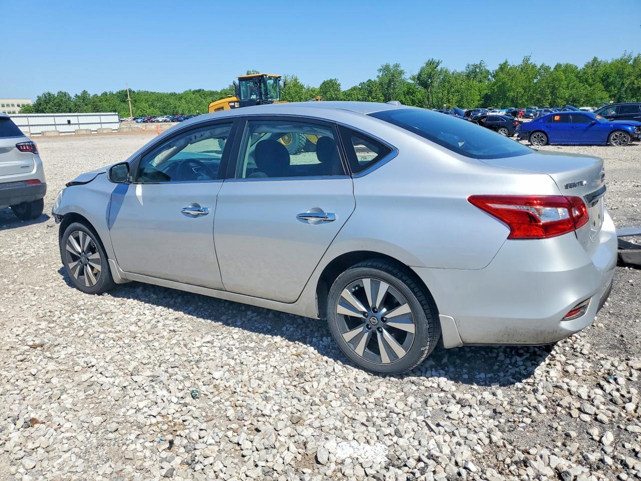 2019 Nissan Sentra Sv - zdjęcie 2