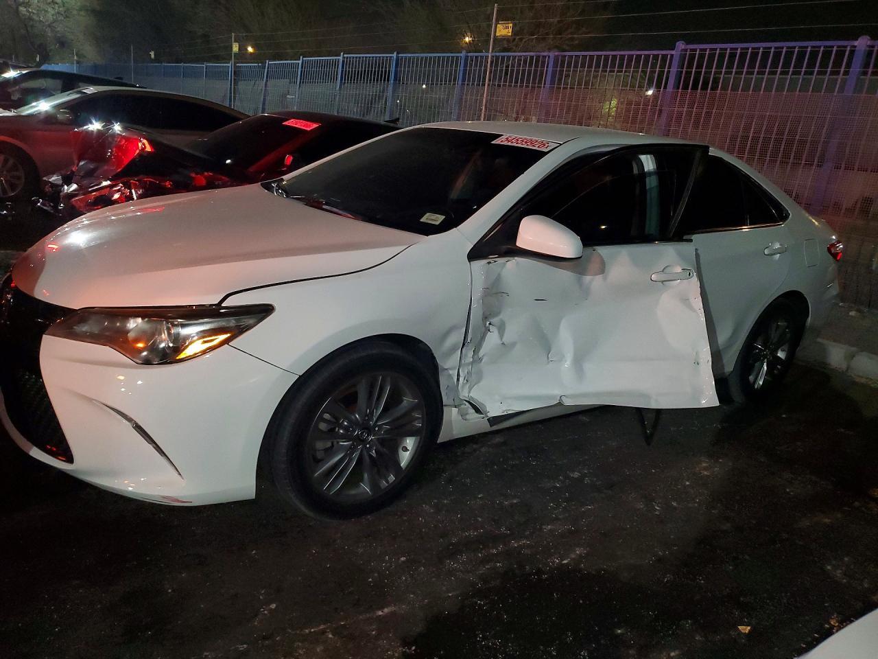 2016 Toyota Camry Le - zdjęcie główne