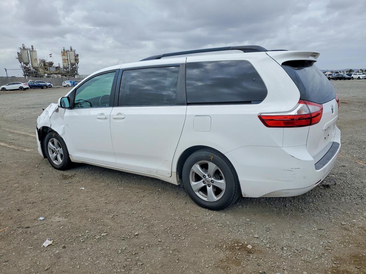 2015 Toyota Sienna Le - zdjęcie 2