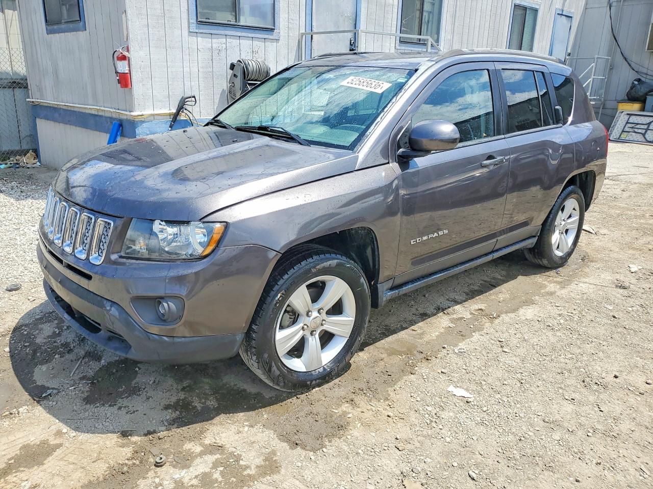 2016 Jeep Compass Latitude - zdjęcie główne