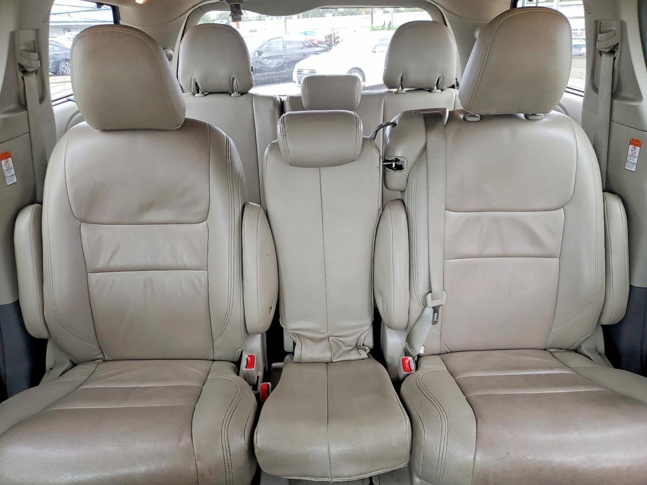 2015 Toyota Sienna Le - zdjęcie 10