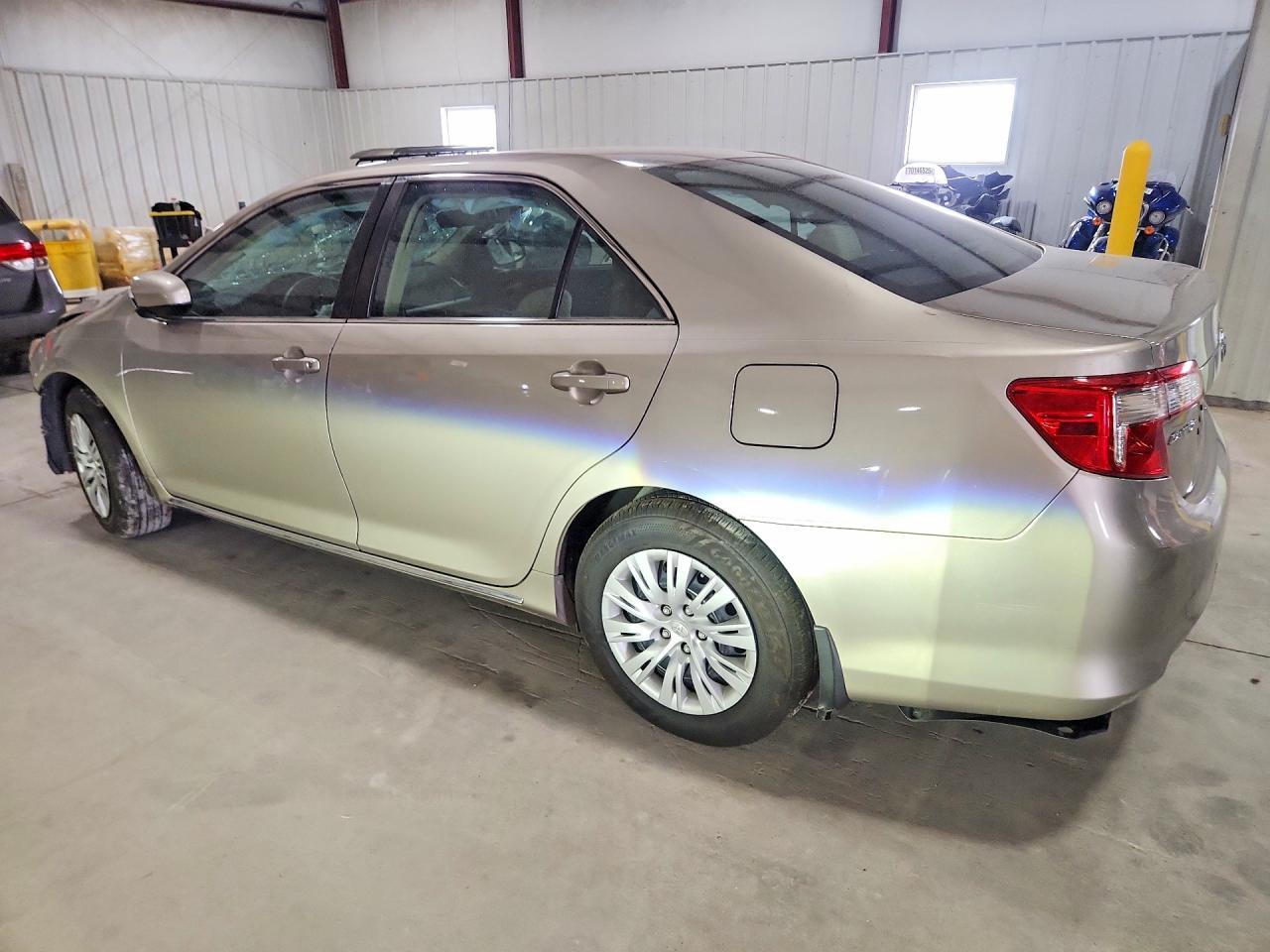 2014 Toyota Camry Le - zdjęcie 2