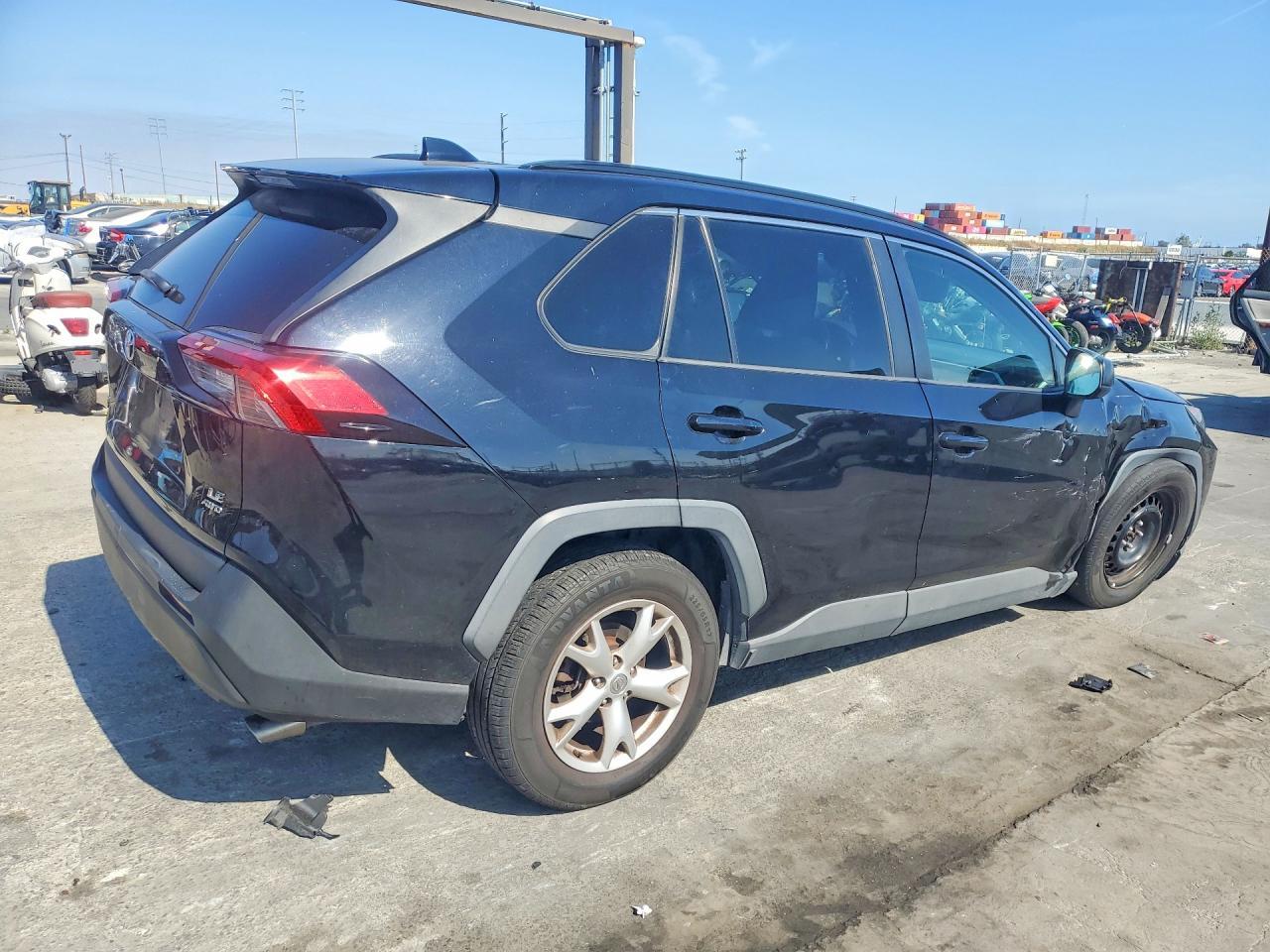 2019 Toyota Rav4 Le - zdjęcie 3