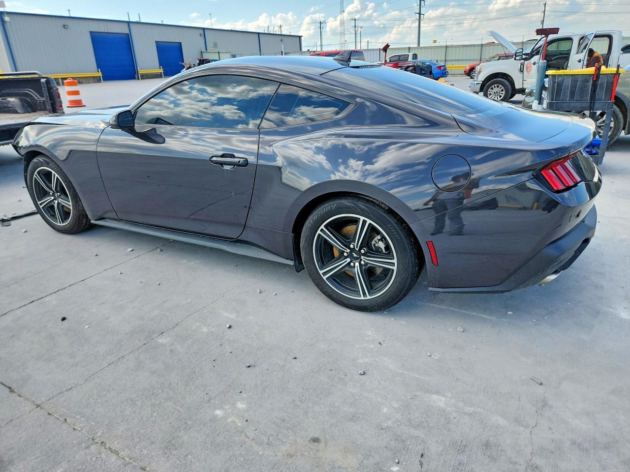 2024 Ford Mustang - zdjęcie 2