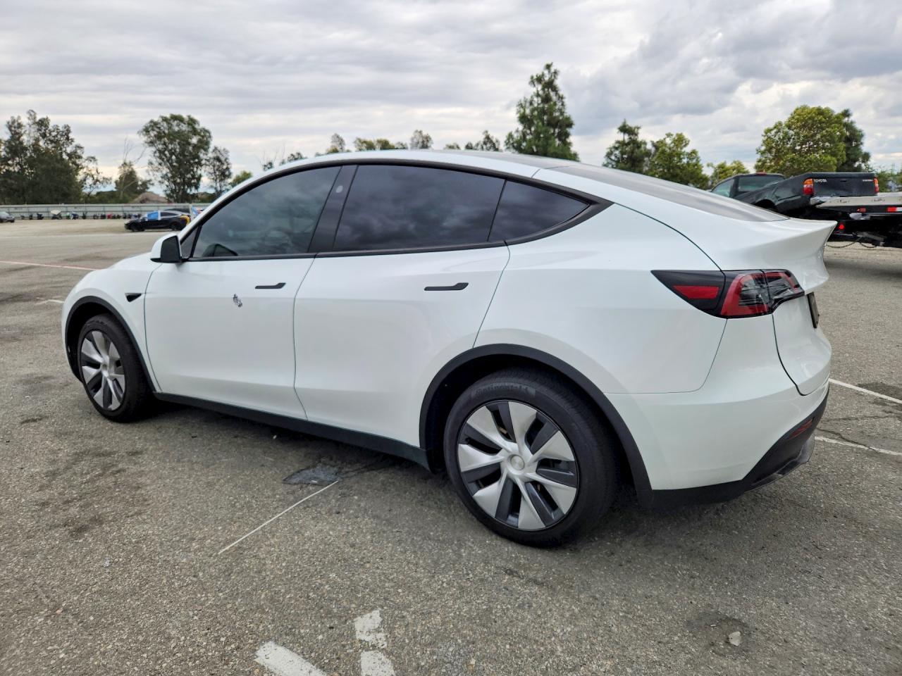 2025 Tesla Model Y - zdjęcie 2