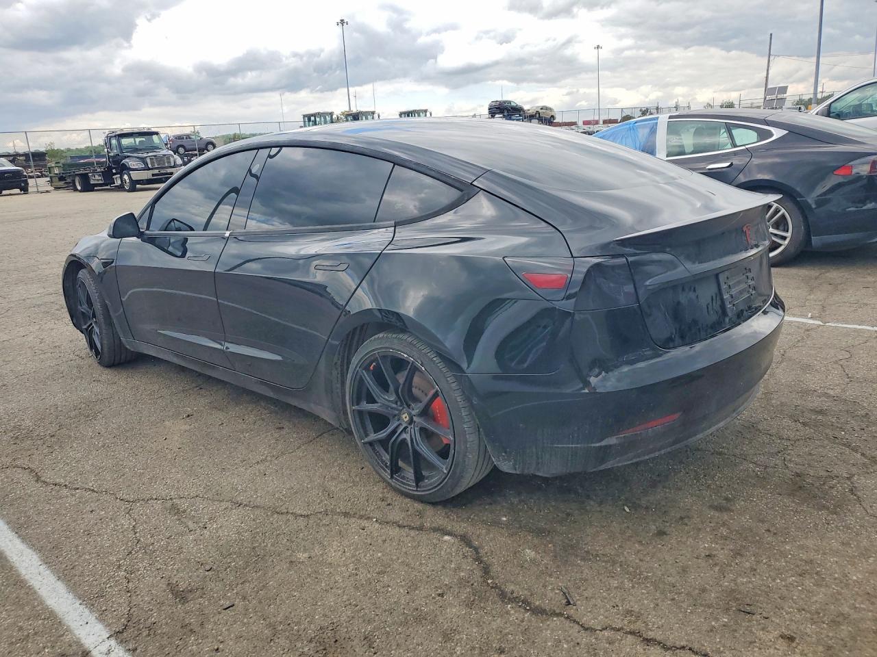 2019 Tesla Model 3 - zdjęcie 2