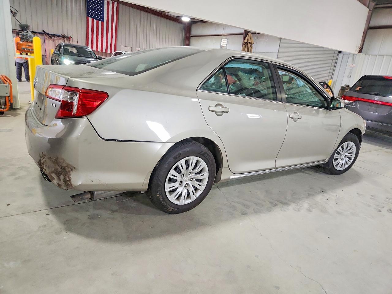 2014 Toyota Camry Le - zdjęcie 3