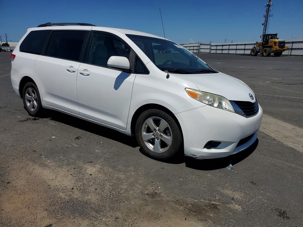 2013 Toyota Sienna Le - zdjęcie 4