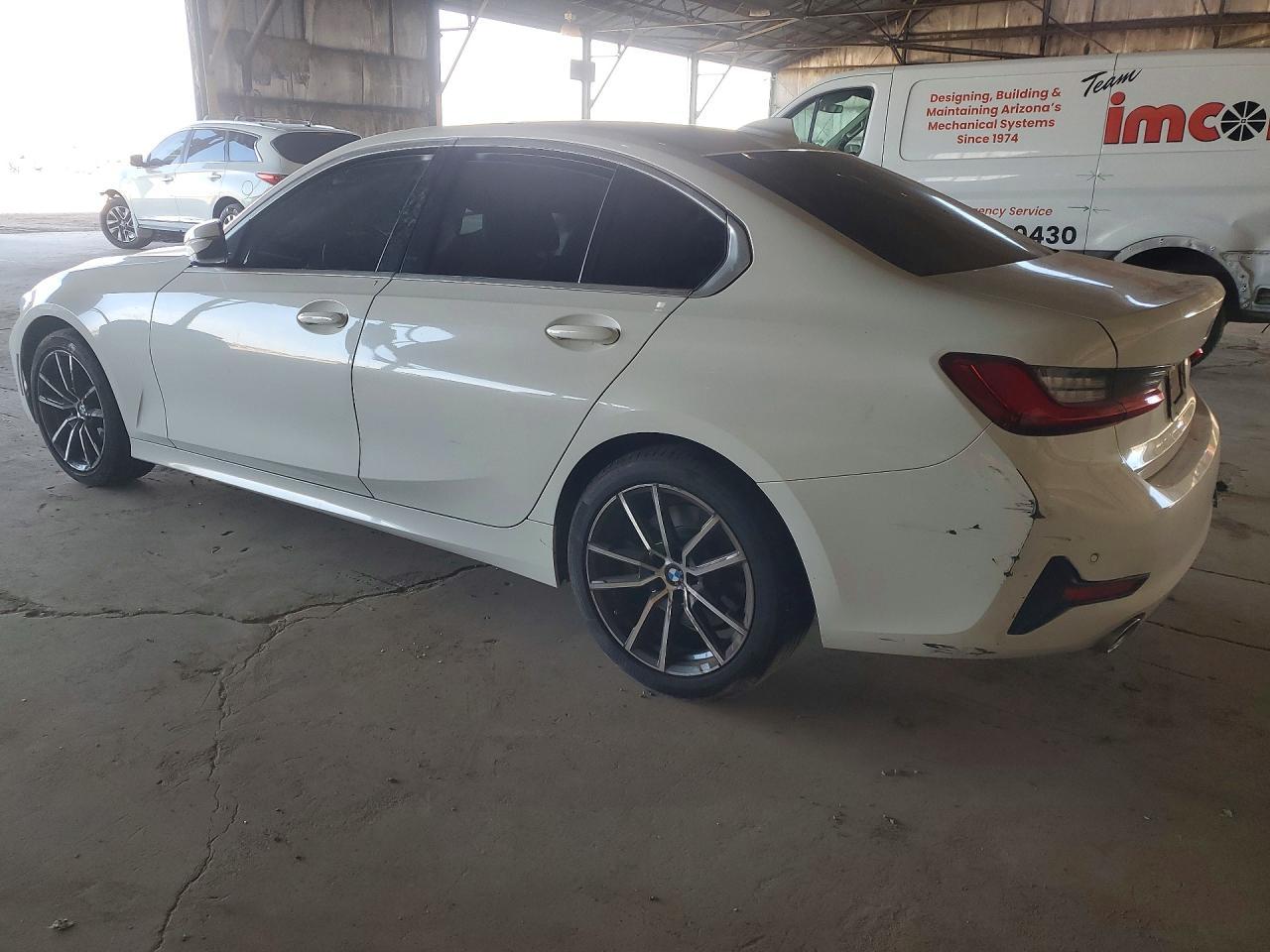 2021 BMW 330I - zdjęcie 2
