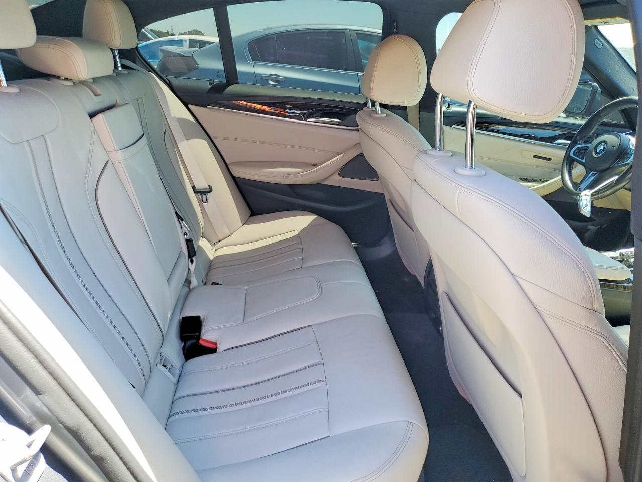 2019 BMW 530E - zdjęcie 10