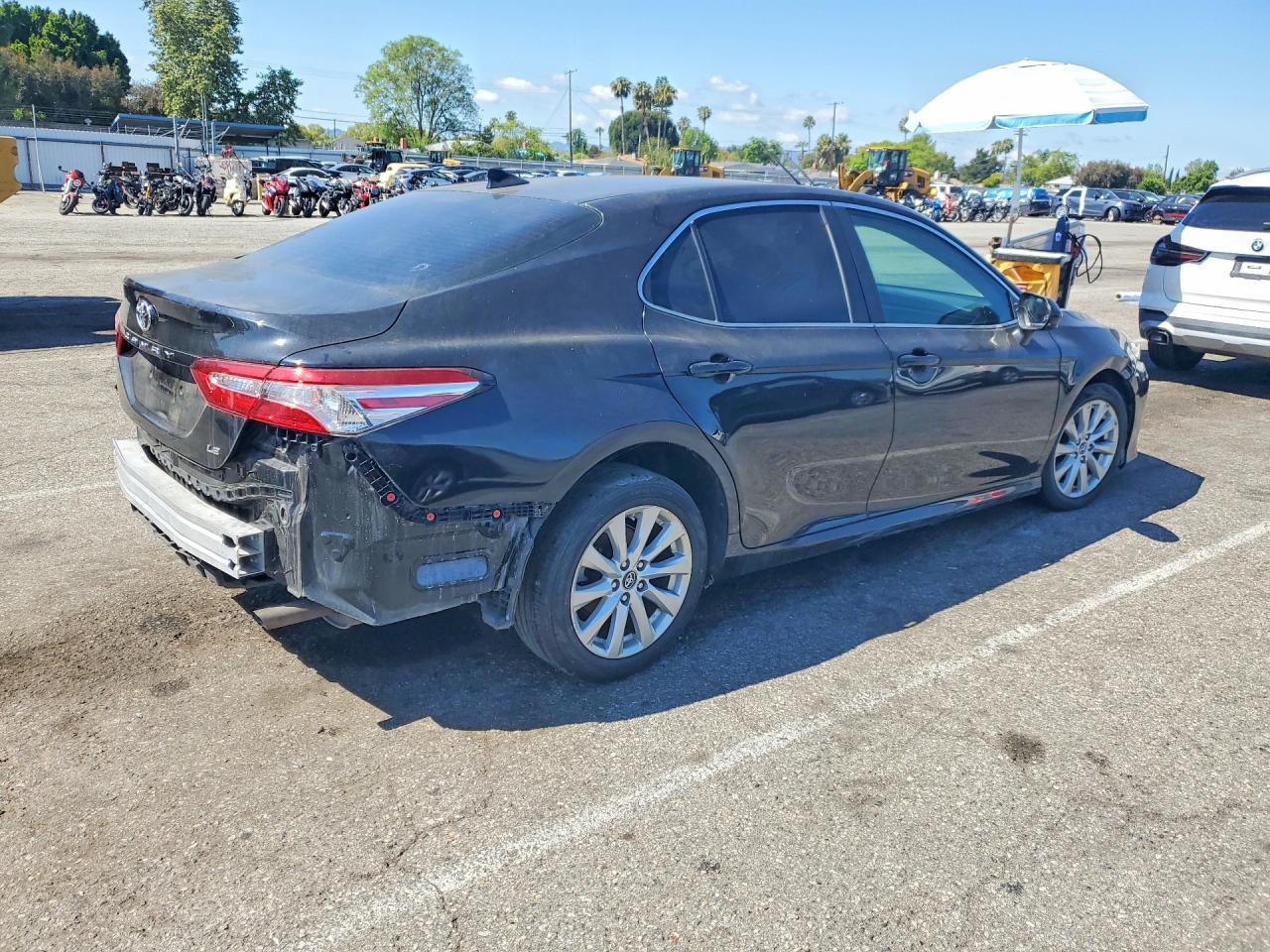 2019 Toyota Camry Le - zdjęcie 3