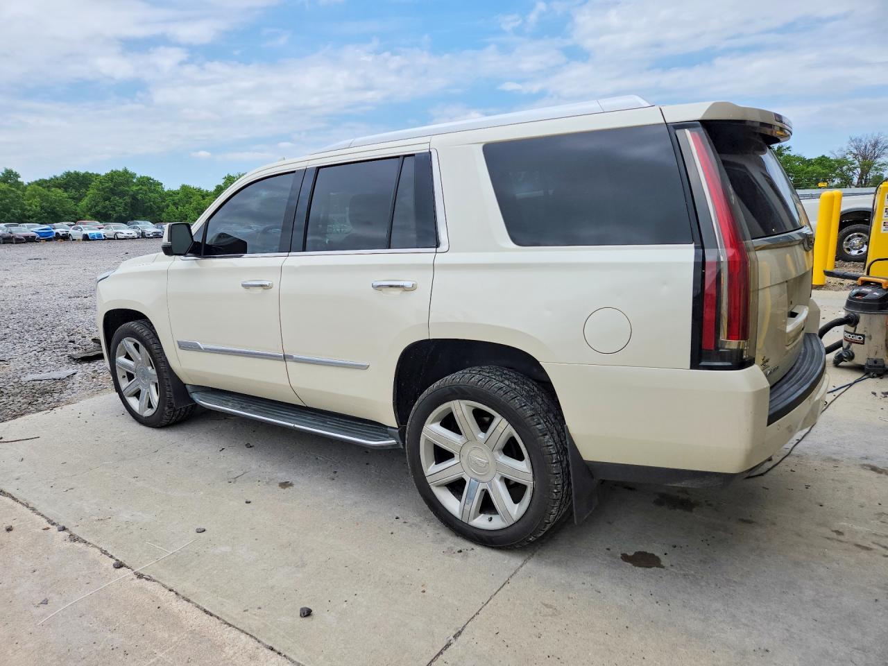2015 Cadillac Escalade Luxury - zdjęcie 2