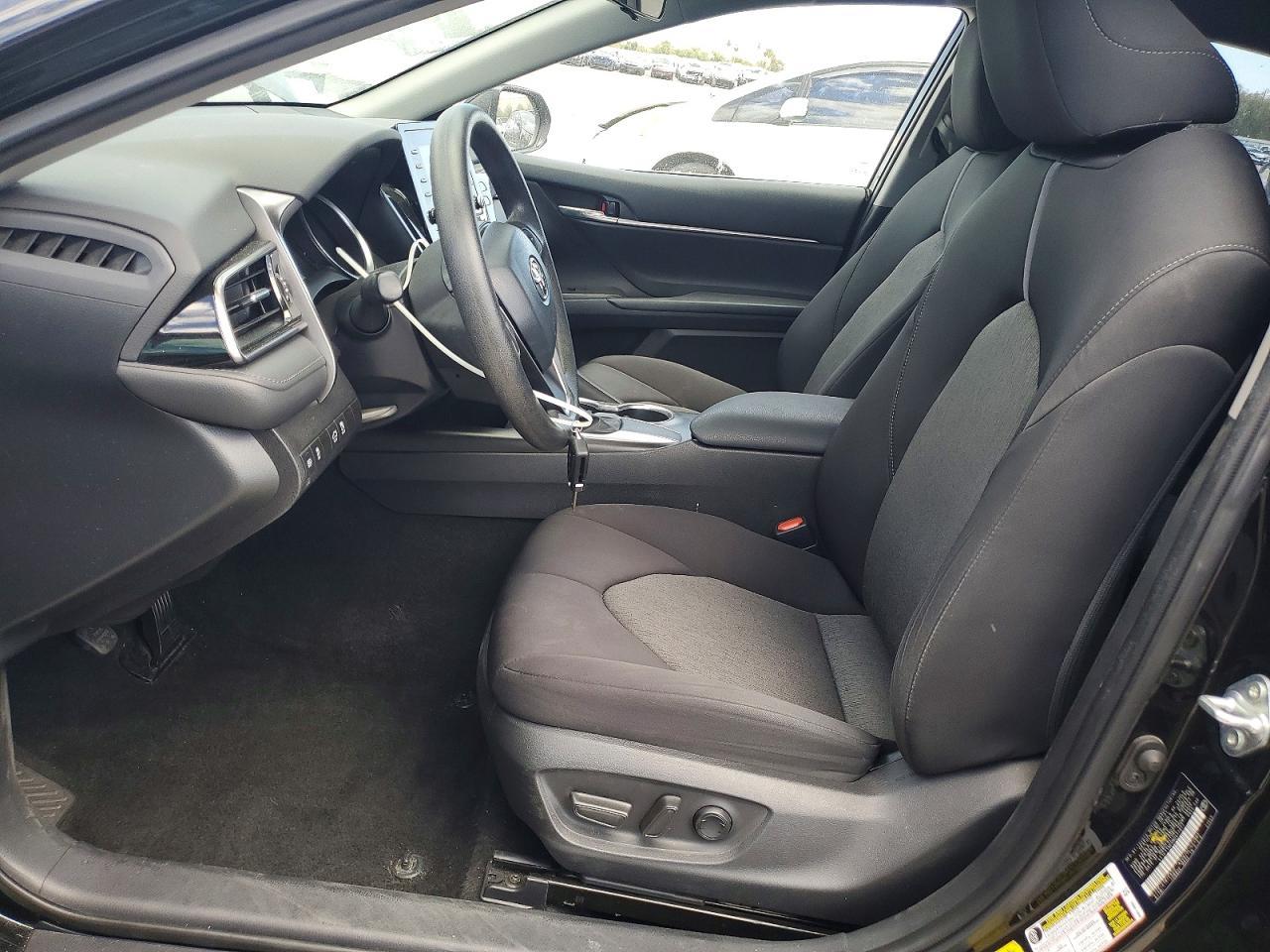 2021 Toyota Camry Le - zdjęcie 7
