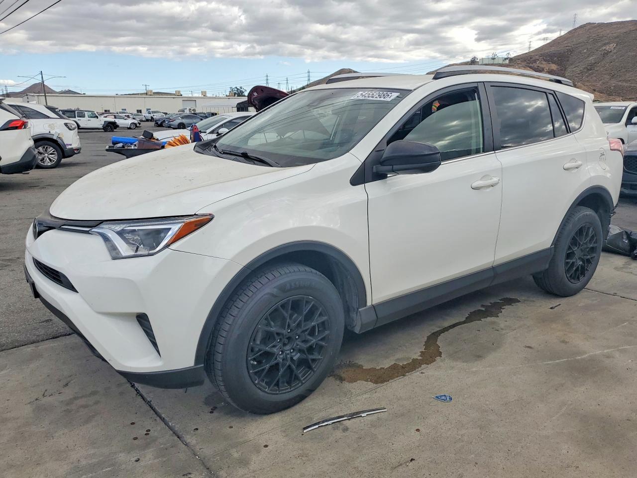 2017 Toyota Rav4 Le - zdjęcie główne