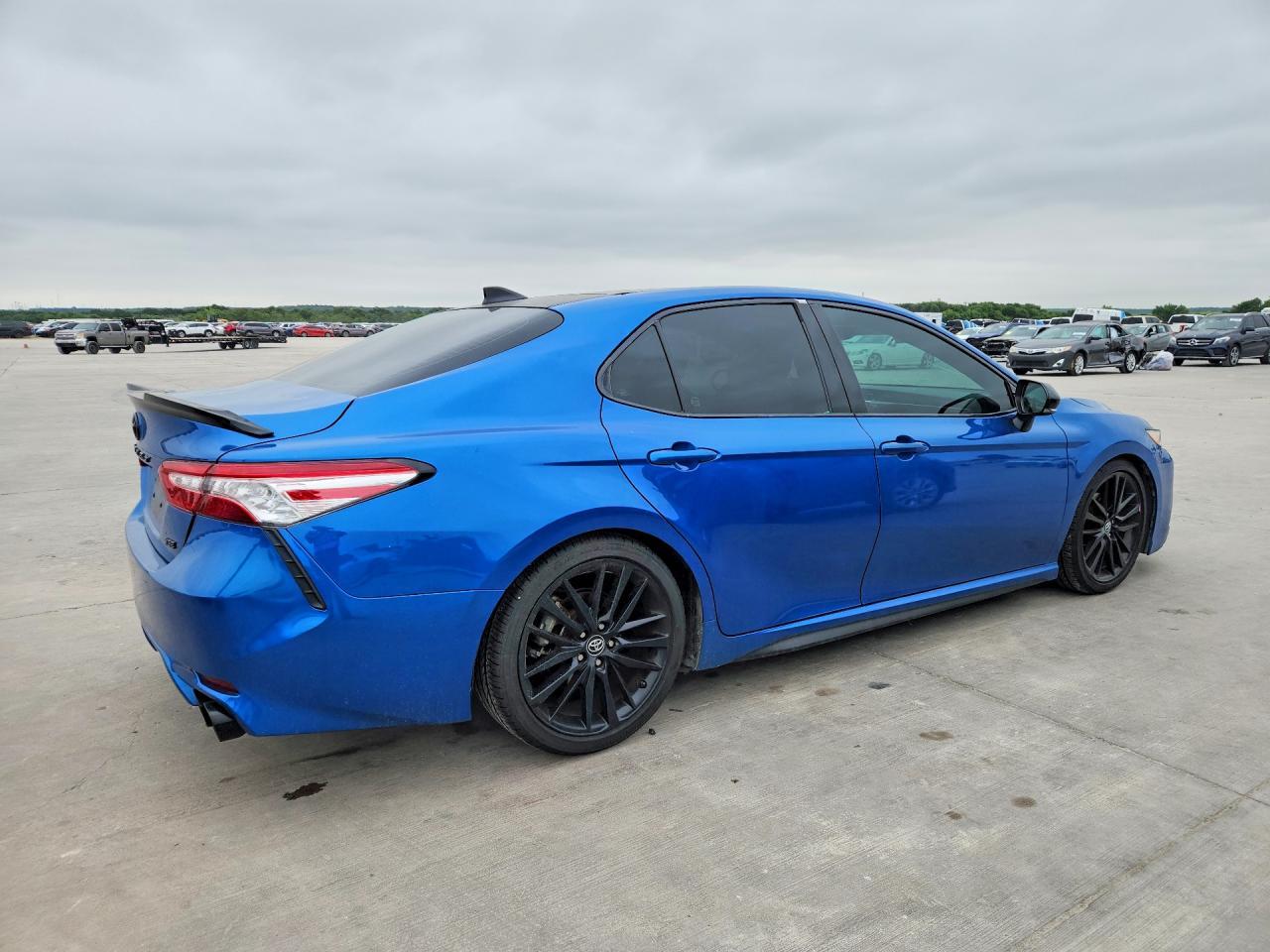 2020 Toyota Camry Xse - zdjęcie 3