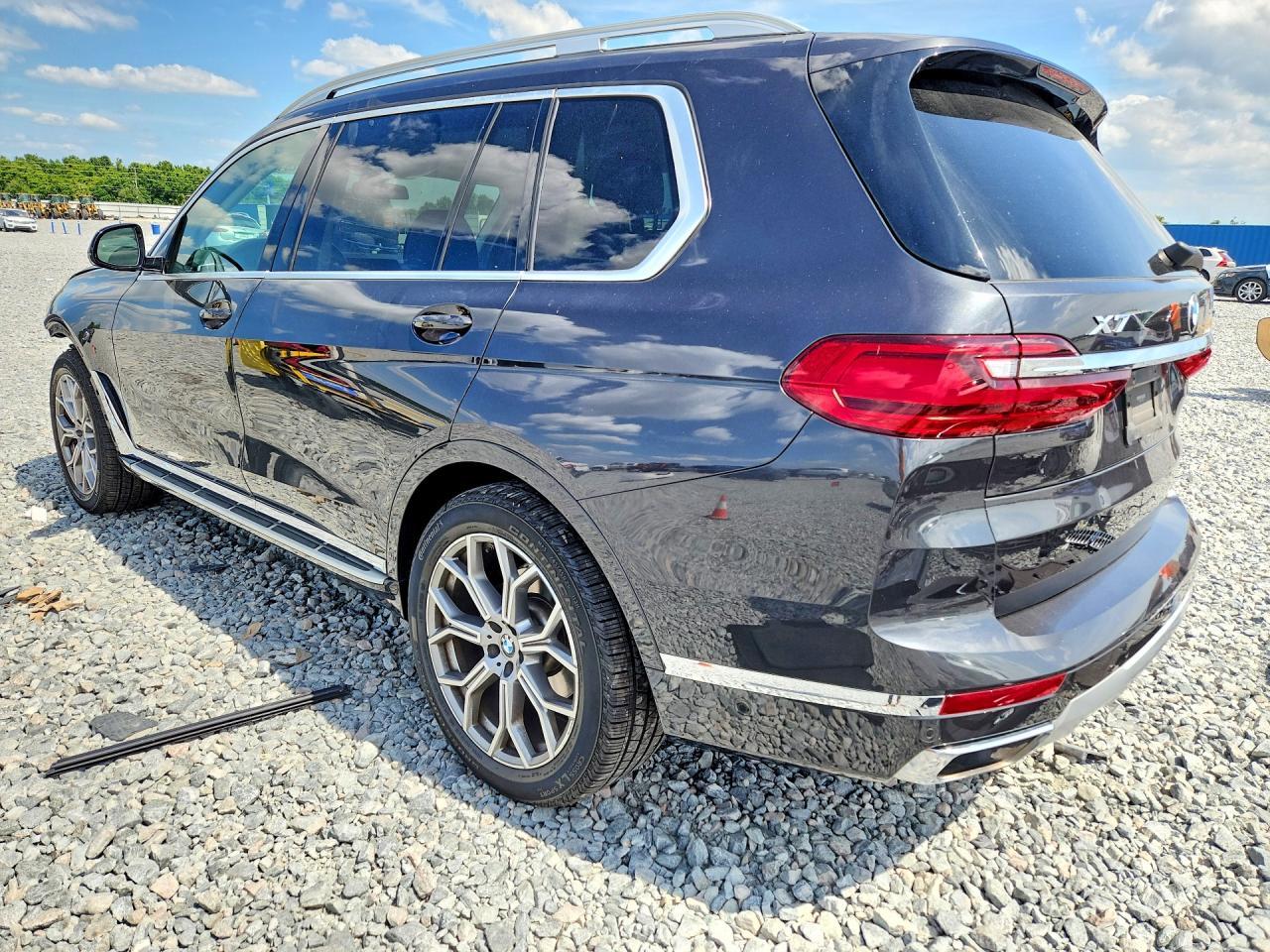 2021 BMW X7 xDrive40I - zdjęcie 2