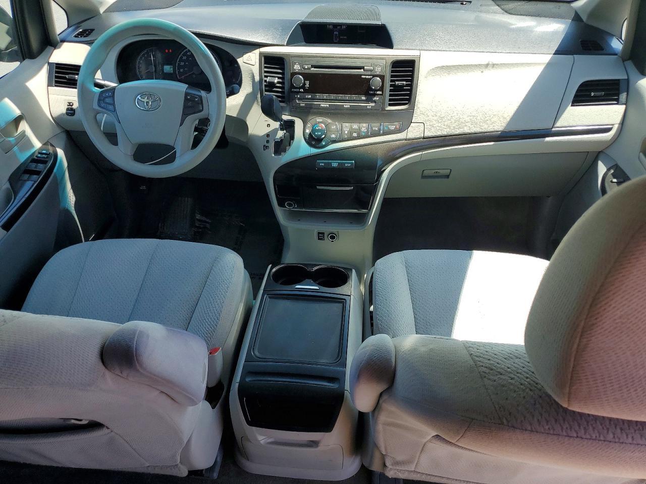 2013 Toyota Sienna Le - zdjęcie 8