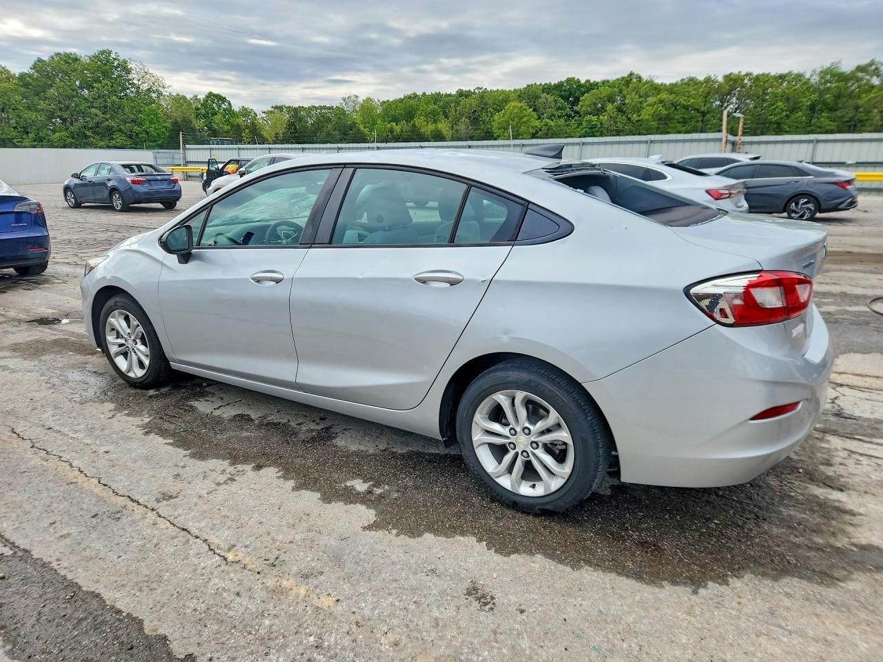 2019 Chevrolet Cruze Ls - zdjęcie 2