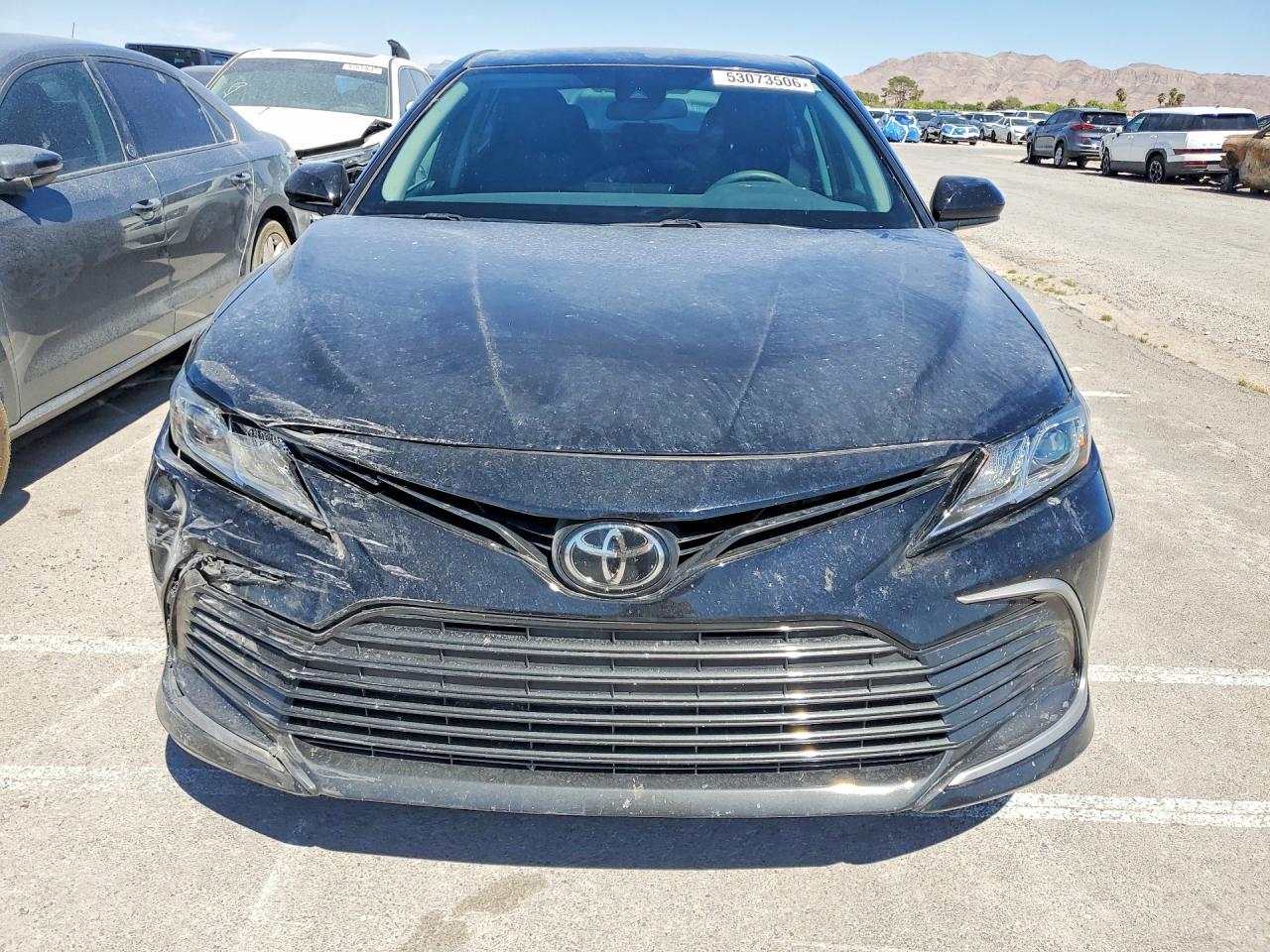 2021 Toyota Camry Le - zdjęcie 5