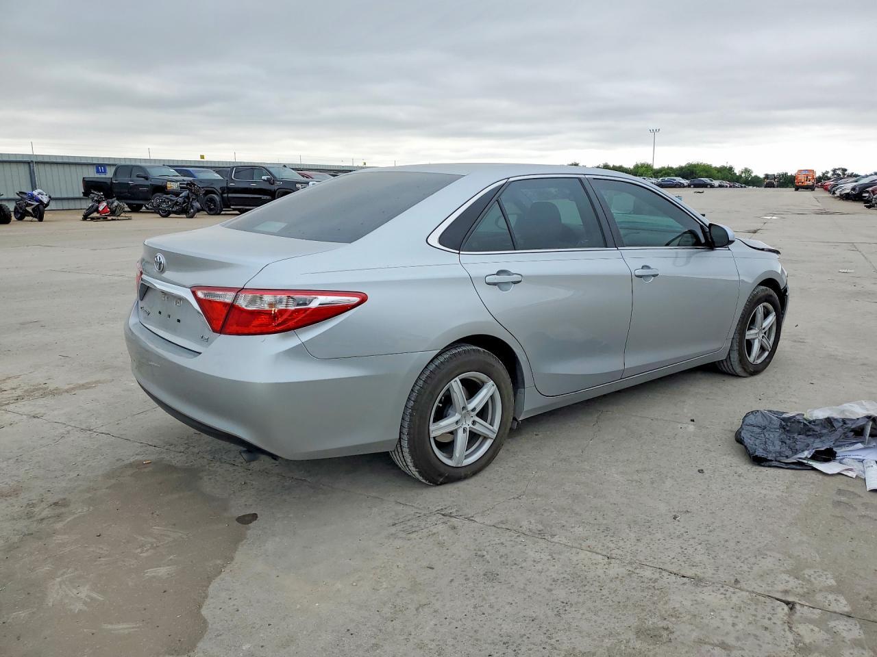 2015 Toyota Camry Le - zdjęcie 3