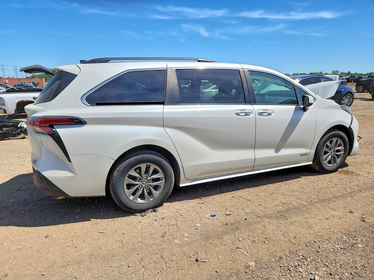 2021 Toyota Sienna Xle - zdjęcie 3