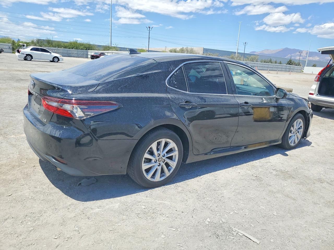 2021 Toyota Camry Le - zdjęcie 3