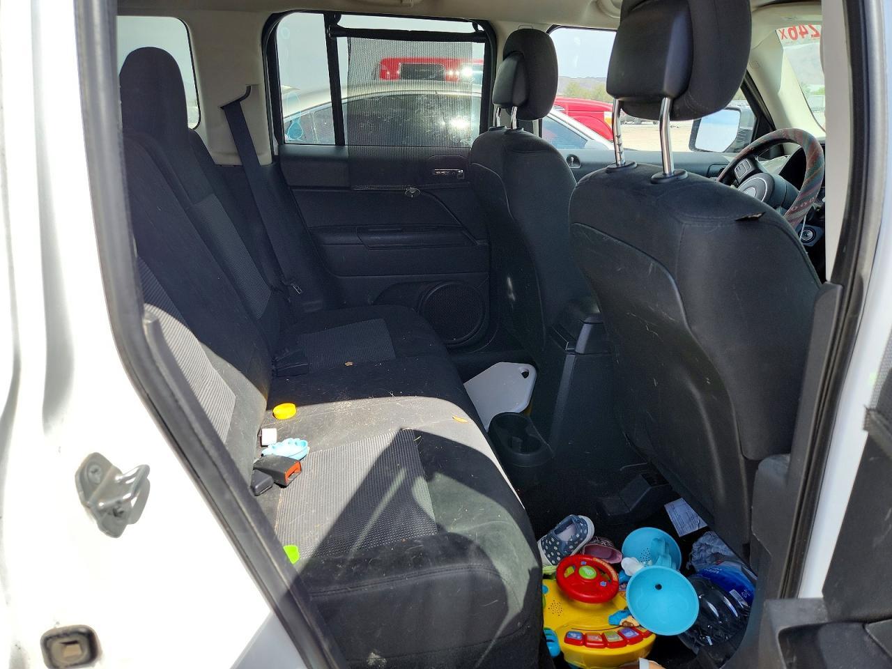 2014 Jeep Patriot Latitude - zdjęcie 10