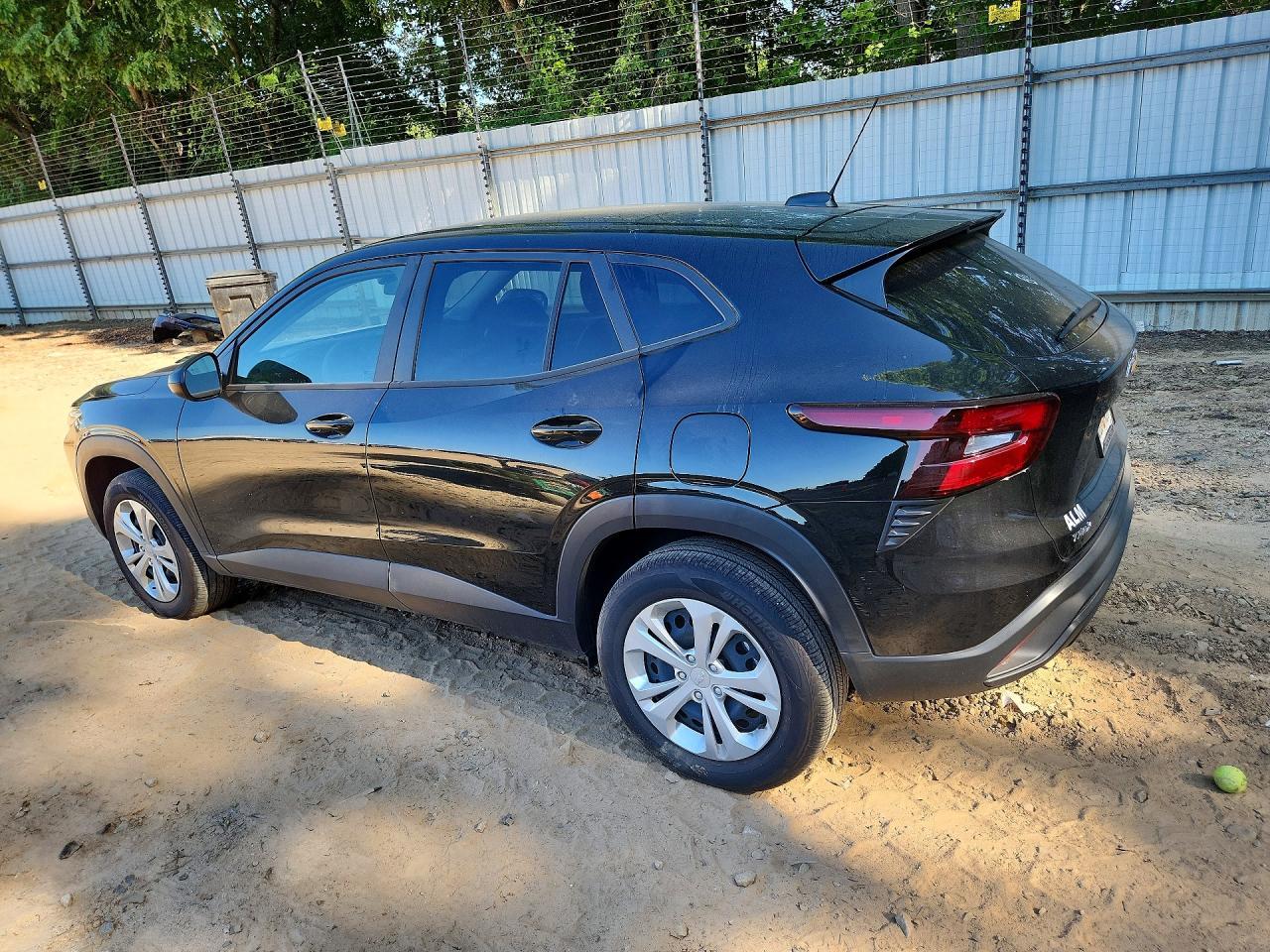 2025 Chevrolet Trax Ls - zdjęcie 2