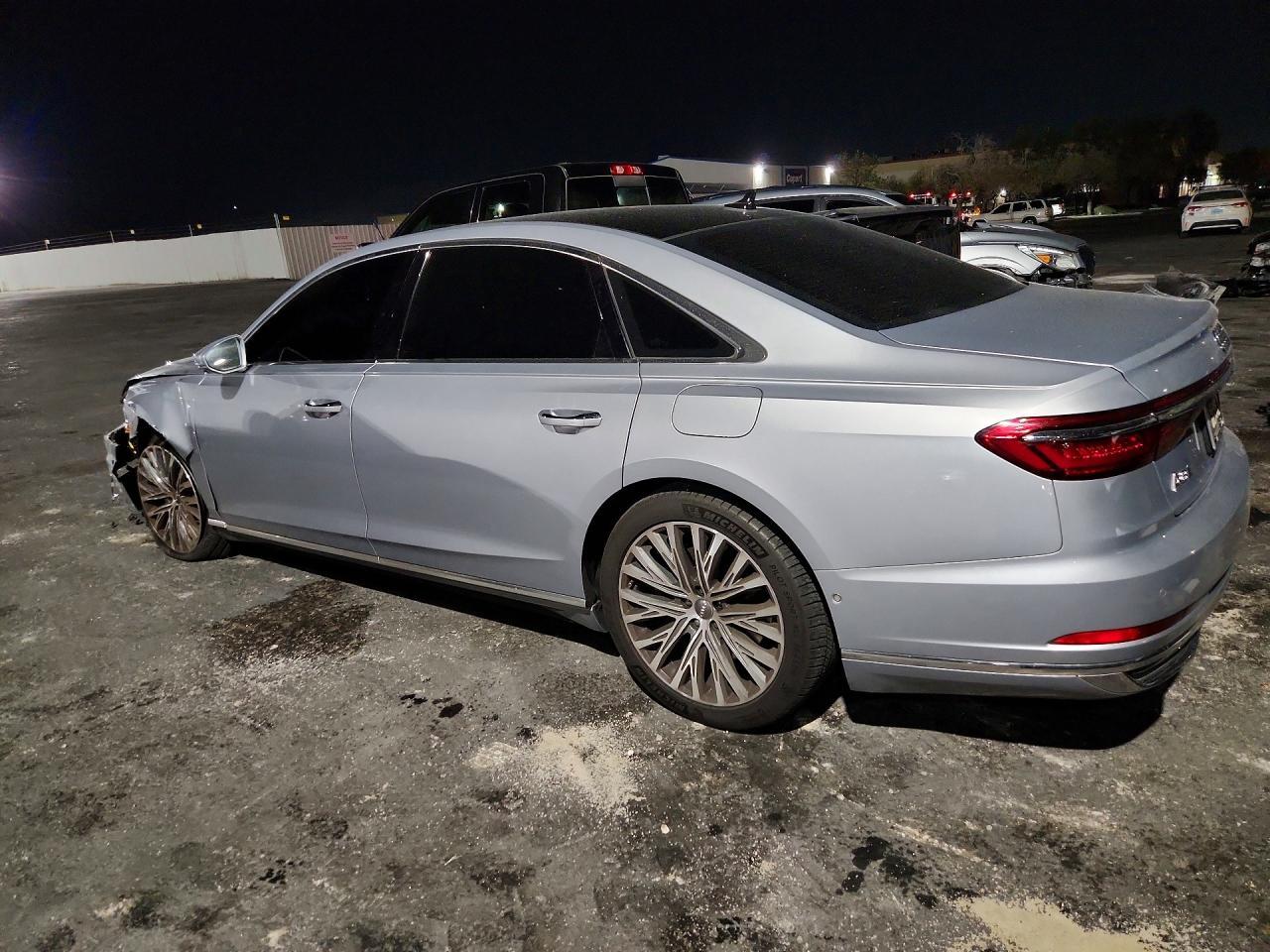 Audi A8 - zdjęcie 2