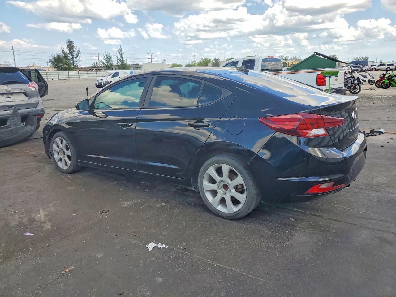2019 Hyundai Elantra Sel - zdjęcie 2