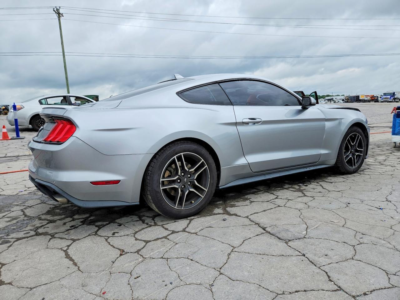2020 Ford Mustang - zdjęcie 3
