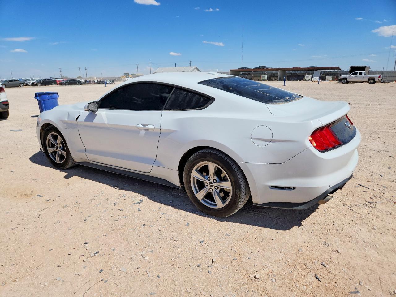 2022 Ford Mustang - zdjęcie 2