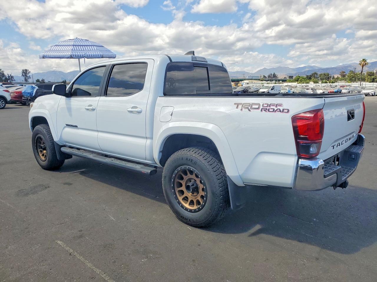 2020 Toyota Tacoma - zdjęcie 2