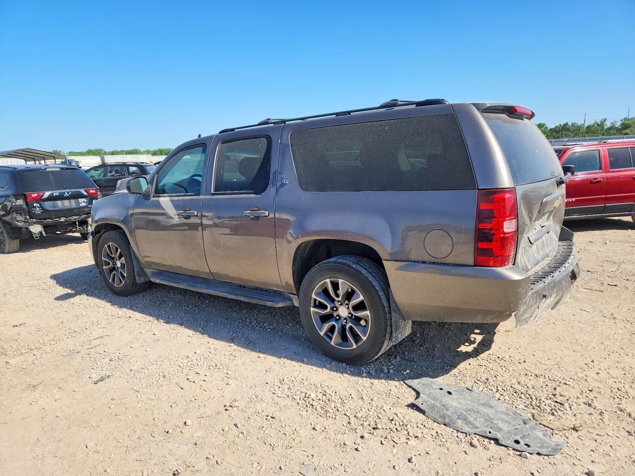2013 Chevrolet Suburban C1500 Lt - zdjęcie 2