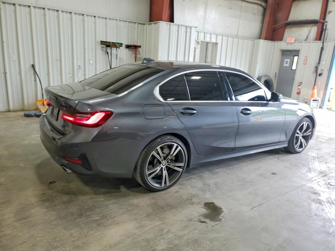 2021 BMW 330Xi - zdjęcie 3