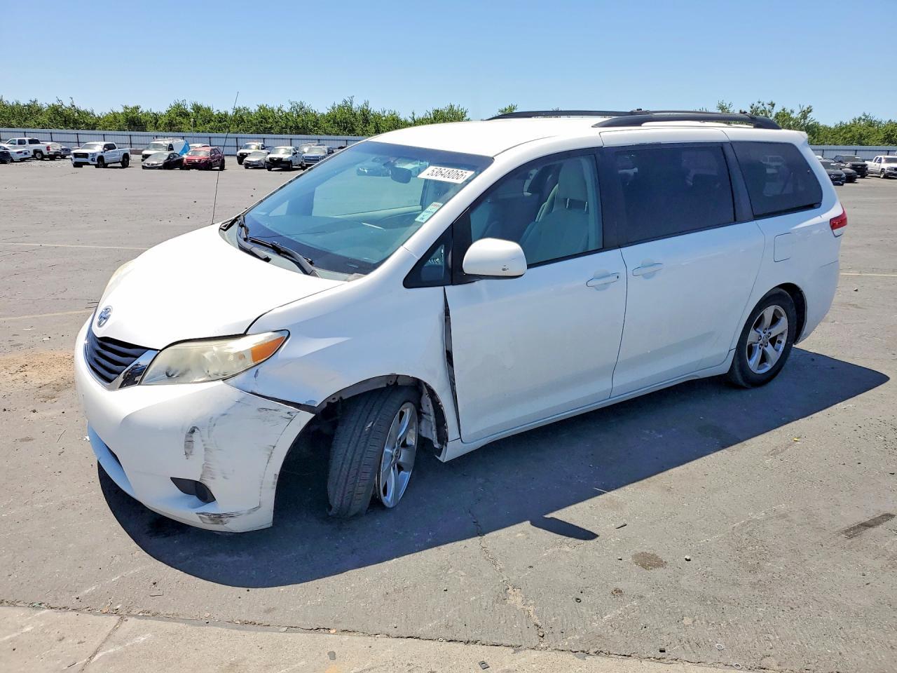 2013 Toyota Sienna Le - zdjęcie główne