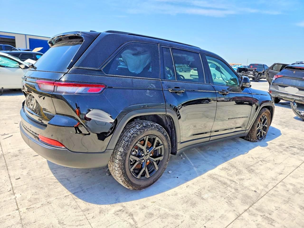 2025 Jeep Grand Cherokee Laredo - zdjęcie 3