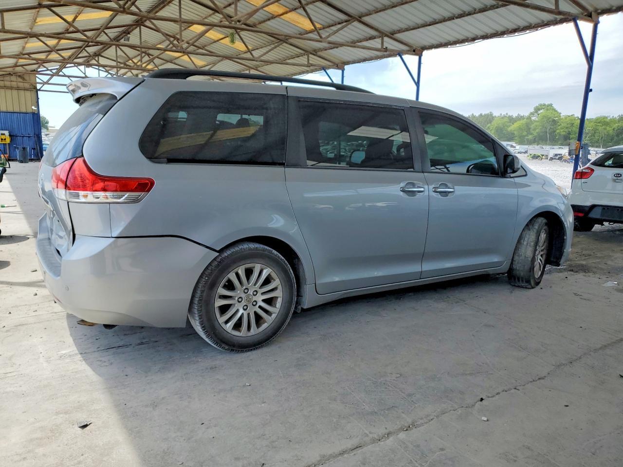 2014 Toyota Sienna Xle 8-Passenger - zdjęcie 3
