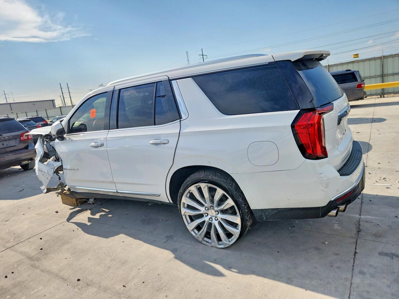 2021 GMC Yukon Denali - zdjęcie 2